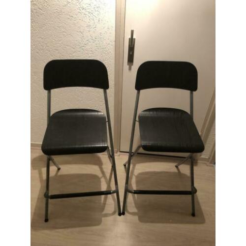 Twee hoge stoelen