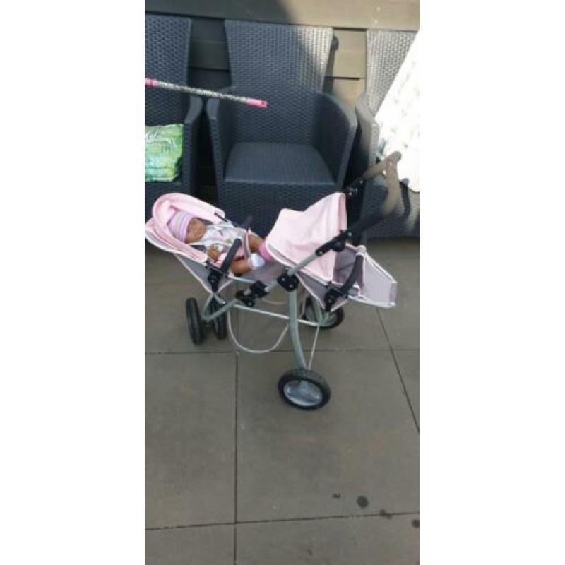 Baby born tweelingpoppenwagen met bruine pop met nieuw setje