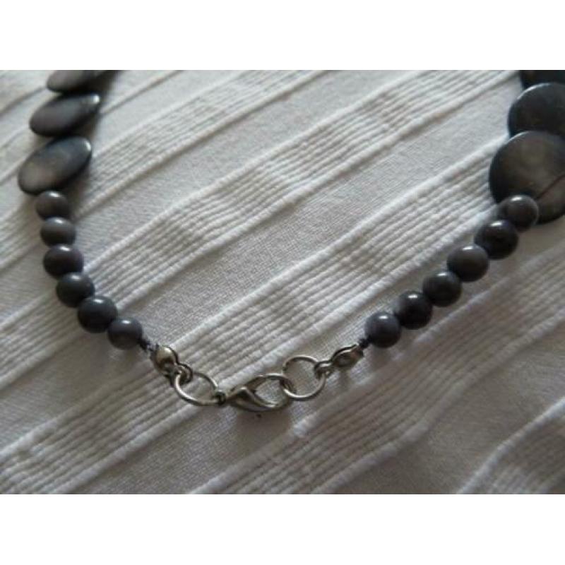 Mooi parelmoer glanzend collier