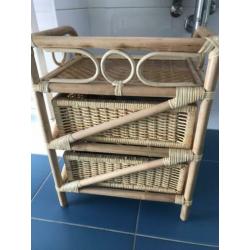 Rotan ladekastje met twee lades, badkamerkastje