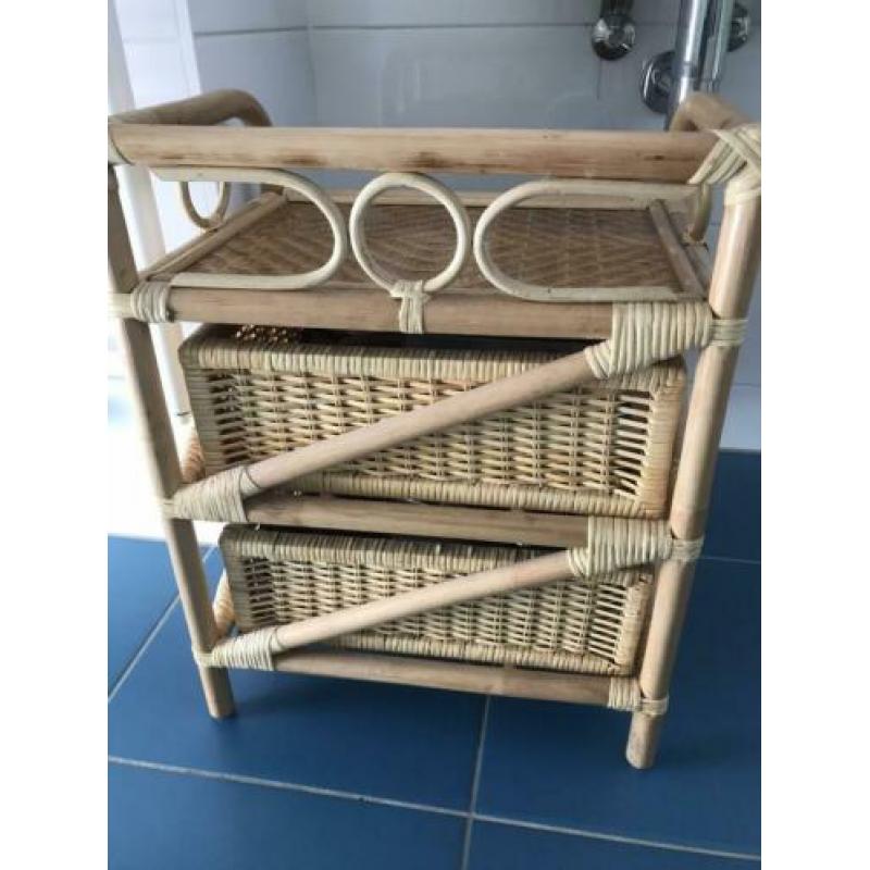 Rotan ladekastje met twee lades, badkamerkastje