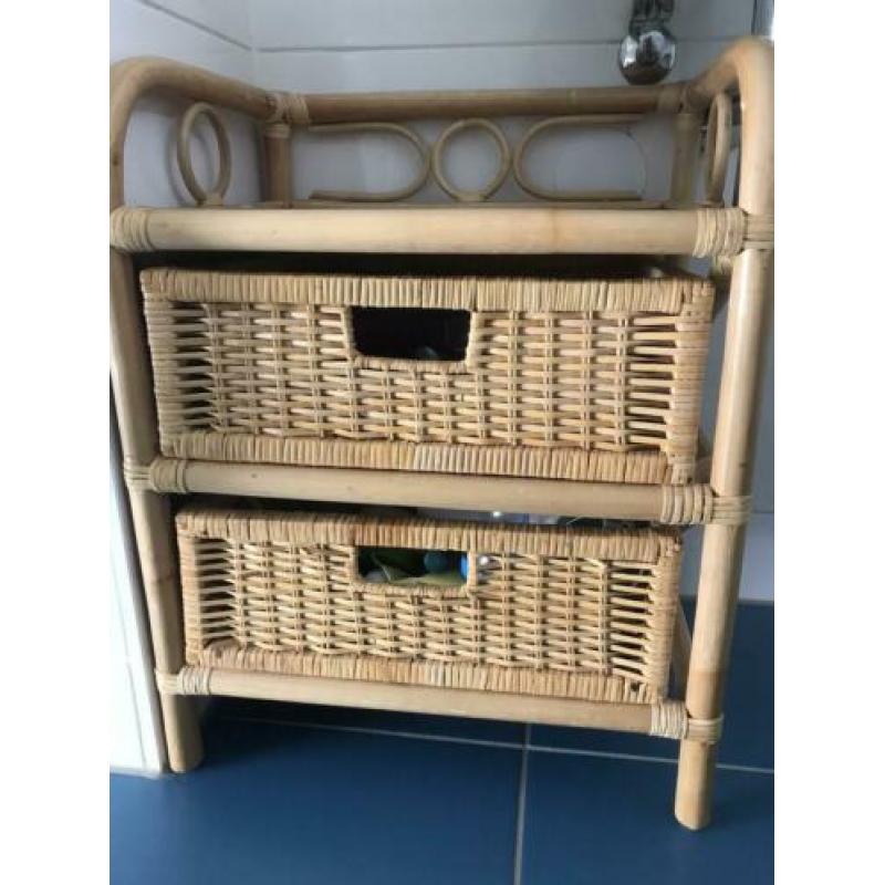 Rotan ladekastje met twee lades, badkamerkastje