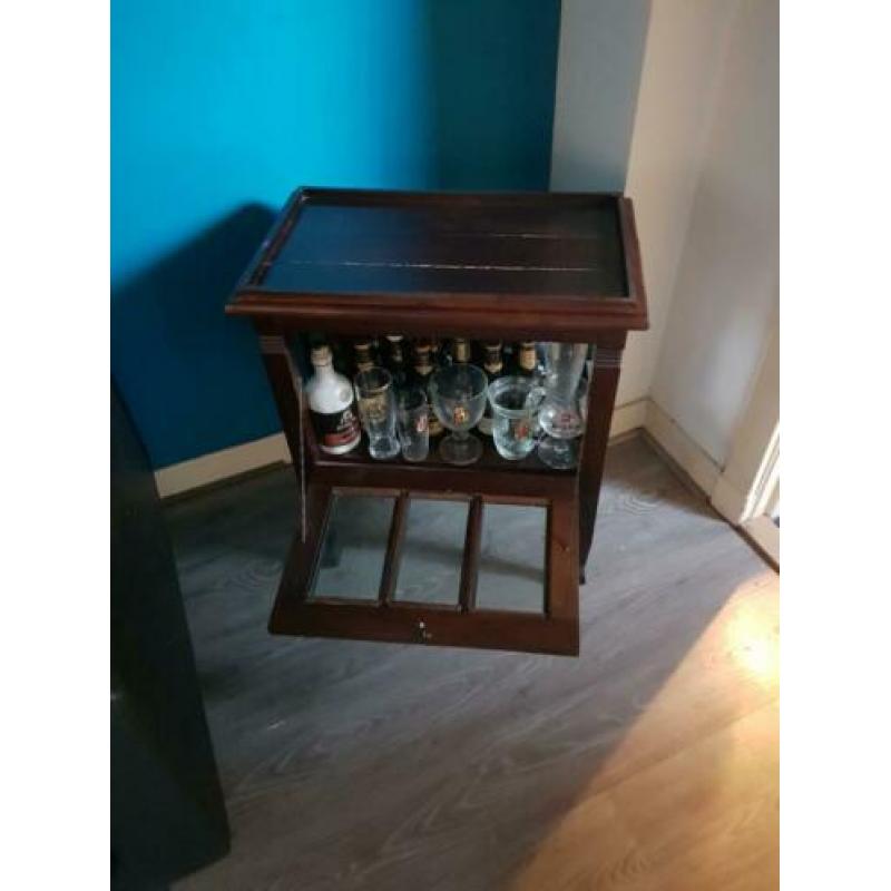 Kolonialen drankkast met afneembare dienblad.