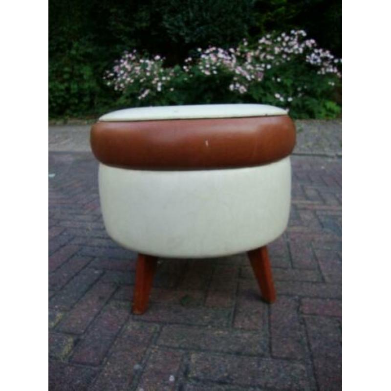 Vintage poef op pootjes