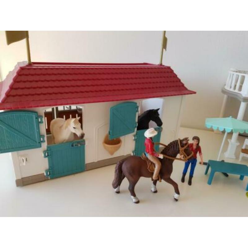 Schleich huis en stal,20 paarden en toebehoren