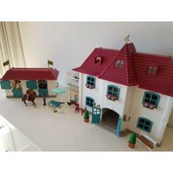 Schleich huis en stal,20 paarden en toebehoren
