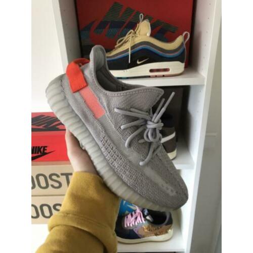 Adidas Yeezy Boost 350 V2 “Tail Light” maat 41.5