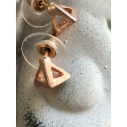 Goudkleurige piramide oorknoppen
