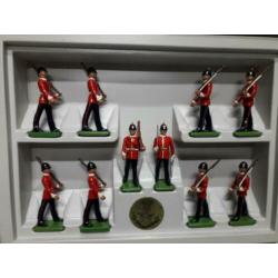 2 VERSCHILLENDE ENGELSE CEREMONIE SOLDATEN sets by W.BRITAIN