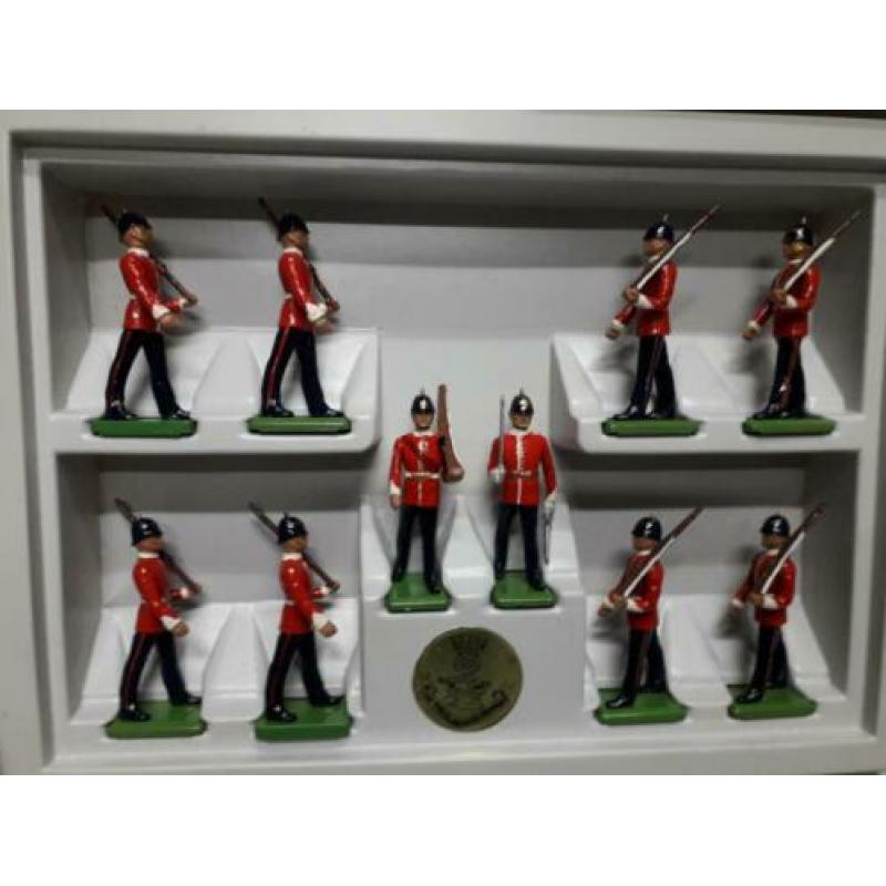 2 VERSCHILLENDE ENGELSE CEREMONIE SOLDATEN sets by W.BRITAIN