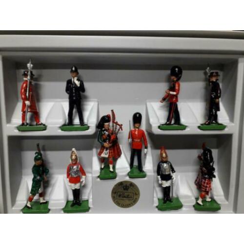 2 VERSCHILLENDE ENGELSE CEREMONIE SOLDATEN sets by W.BRITAIN