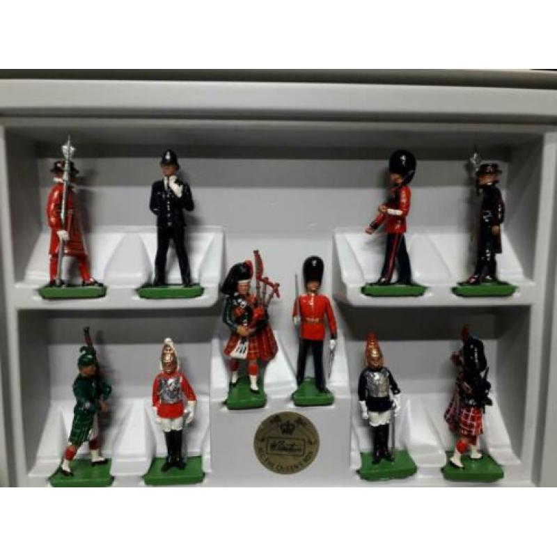 2 VERSCHILLENDE ENGELSE CEREMONIE SOLDATEN sets by W.BRITAIN