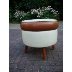 Vintage poef op pootjes