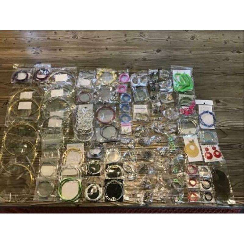 Ruim 240 stuks sieraden
