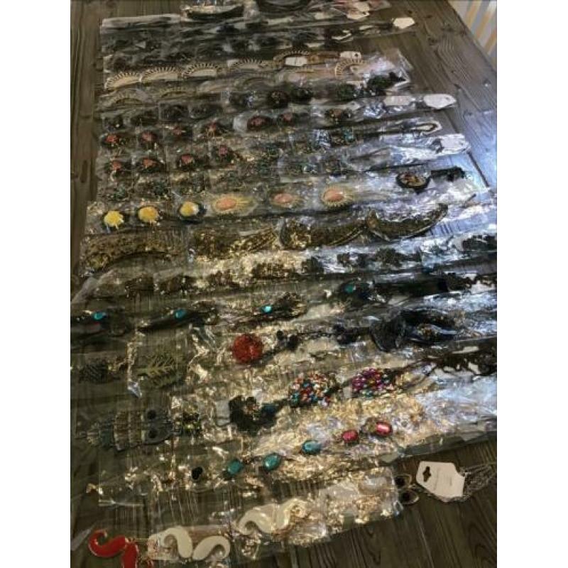Ruim 240 stuks sieraden