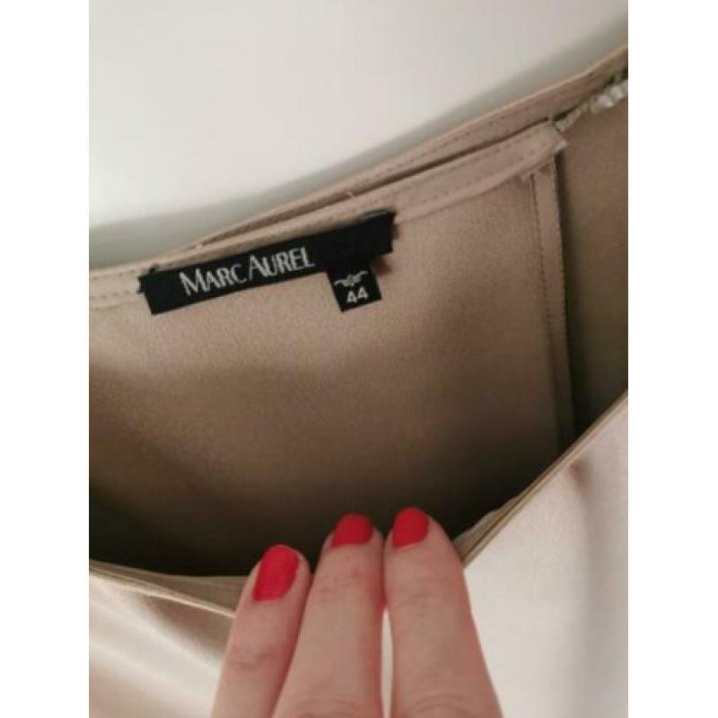 Marc Aurel. 100% polyester, glimmende look. Maat 44