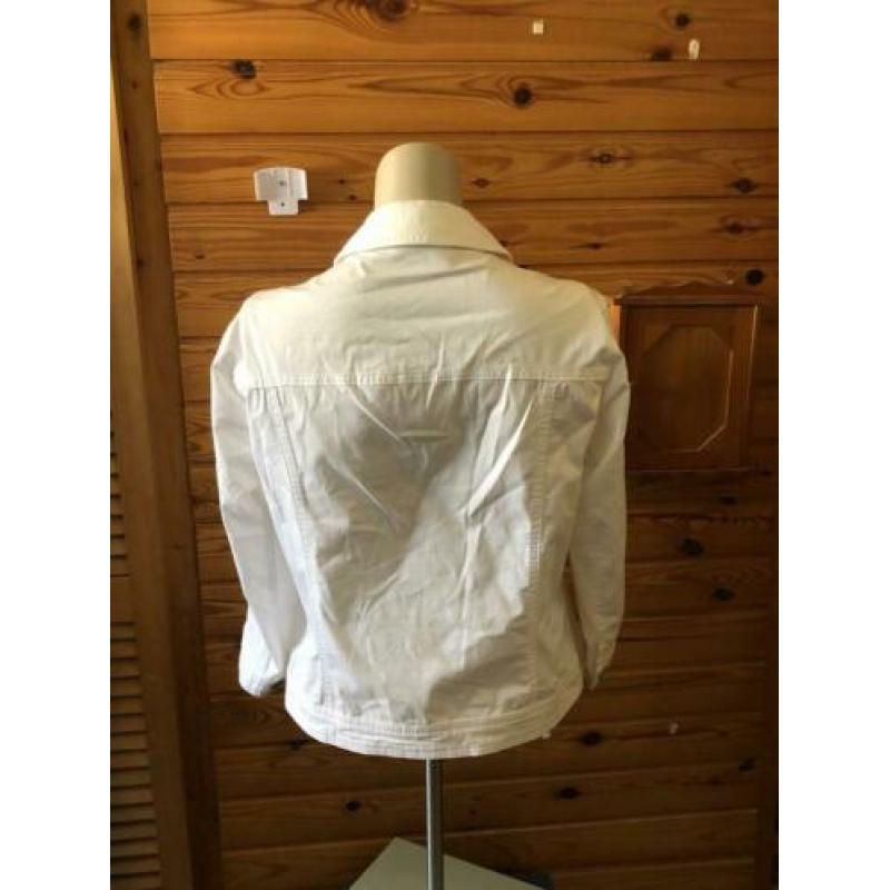 Kort wit blouse jasje van Betty Barclay, maat 38