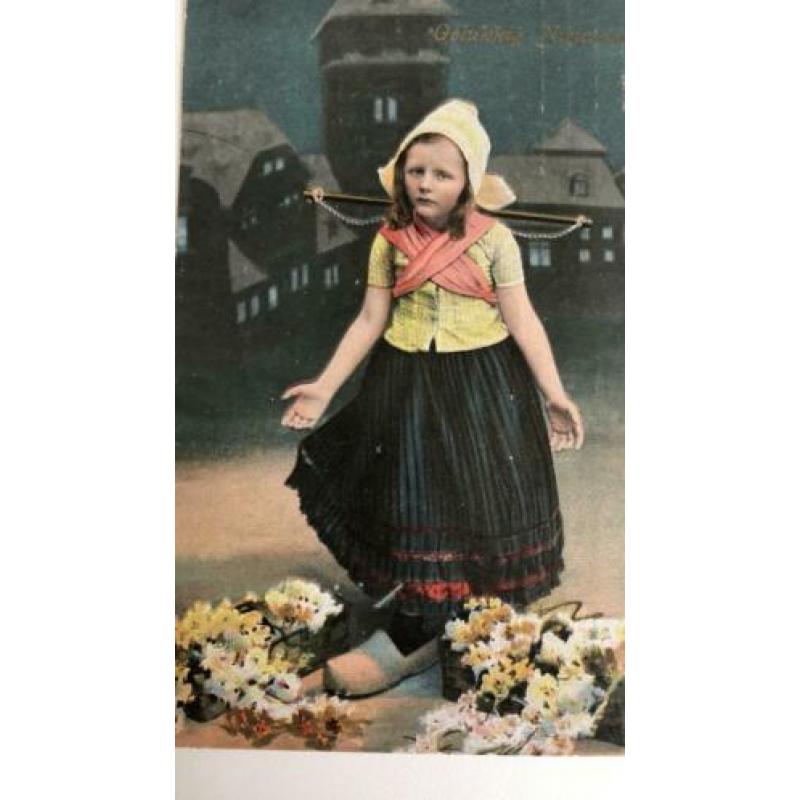 Gelukkig Nieuwjaar. Meisje klederdracht,klompen,bloemen,1909