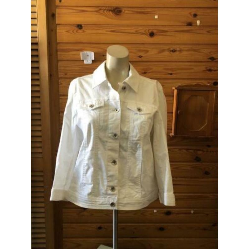 Kort wit blouse jasje van Betty Barclay, maat 38