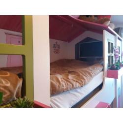 Unieke meiden speel-bed met opbergruimte