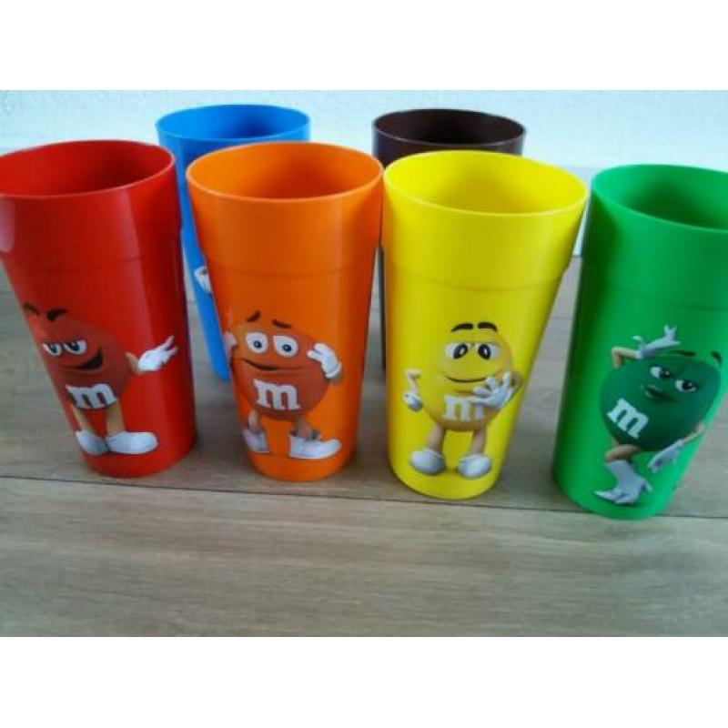 NIEUW 7 bekers met M&M's erop. Kleurrijk!