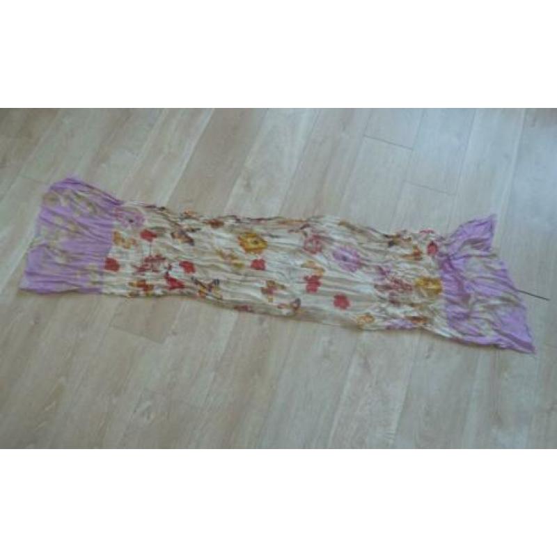 mooie dunne sjaal van La Ligna, zacht paars met vlinderprint