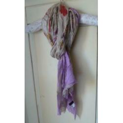 mooie dunne sjaal van La Ligna, zacht paars met vlinderprint