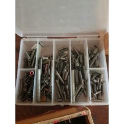Doosjes met onderdelen