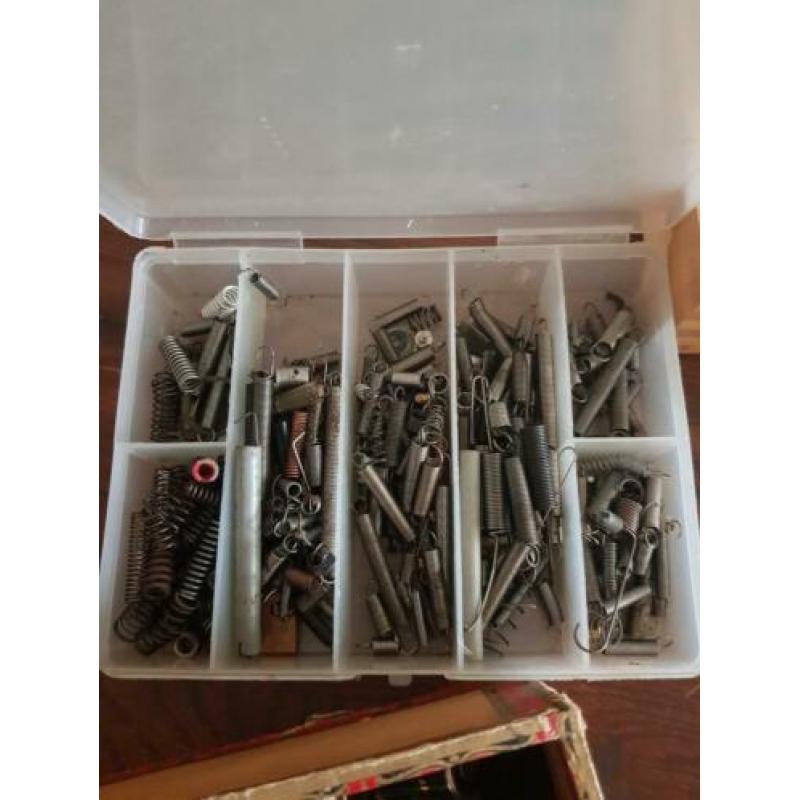 Doosjes met onderdelen