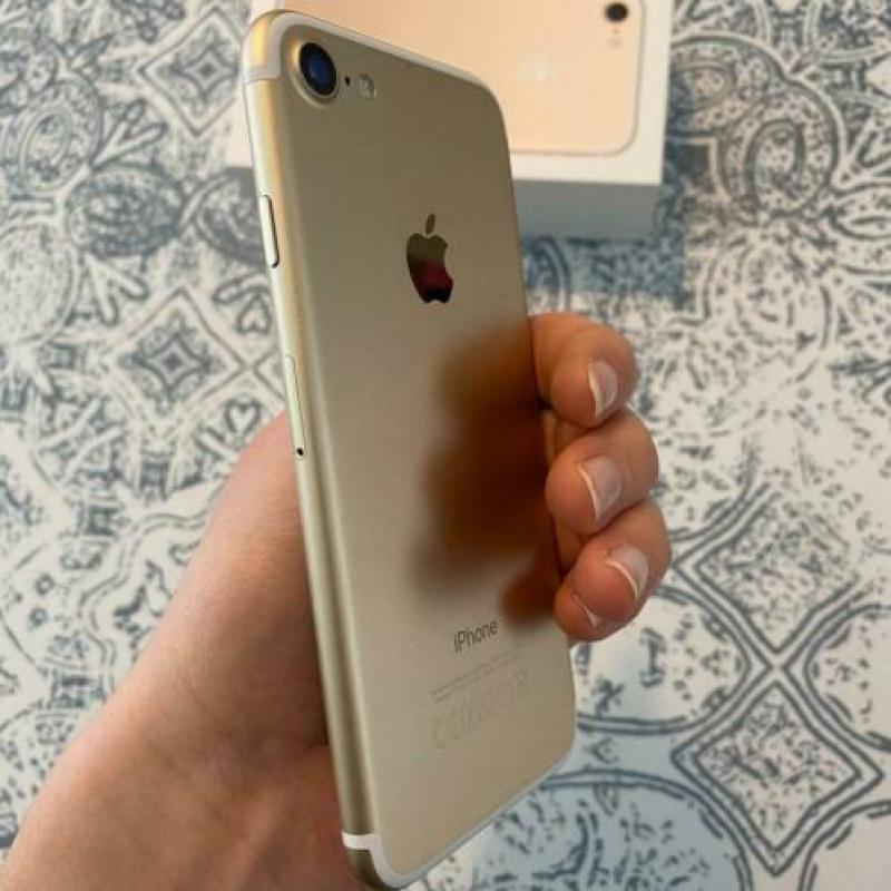 Iphone 7 Gold, 128GB + 4 hoesjes