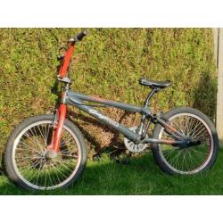 Mooie BMX met 360 graden stuur, stepjes, V- brakes