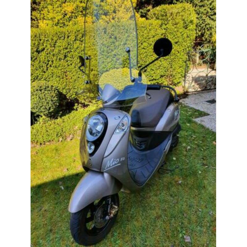 Sym Mio 50 2013 nieuwe snor scooter Vespa AGM blauw kenteken