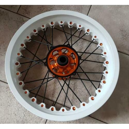 KINEO voor velg ktm 690, agusta, Ducati, project café racer