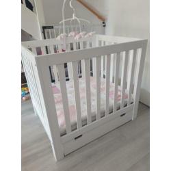 Mooie box compleet met matras en boxkleden.