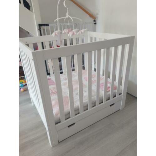 Mooie box compleet met matras en boxkleden.