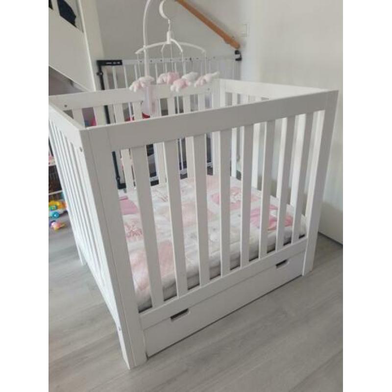 Mooie box compleet met matras en boxkleden.