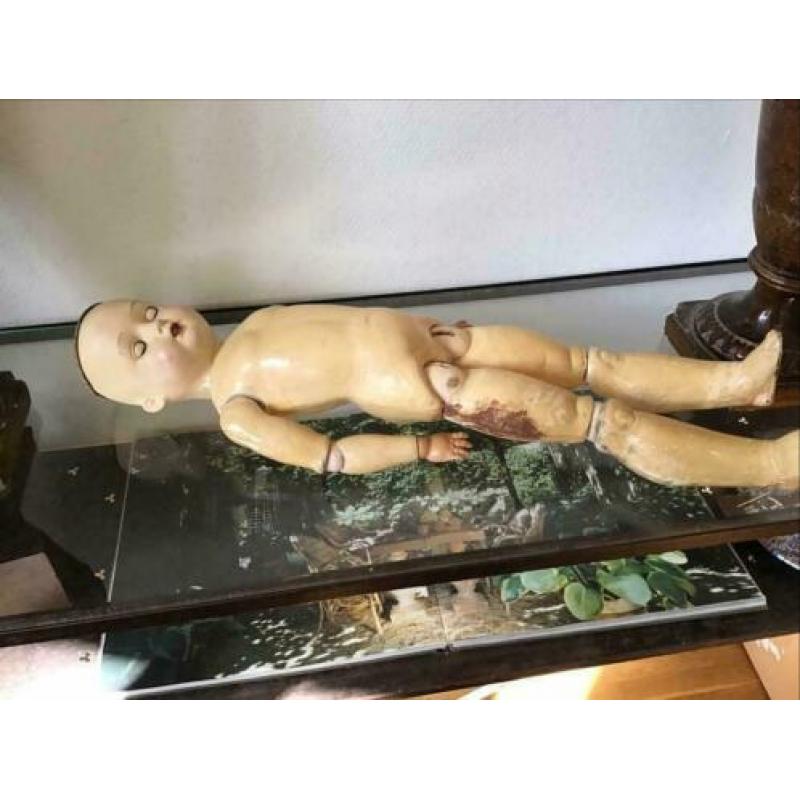 Antieke pop van papier mache