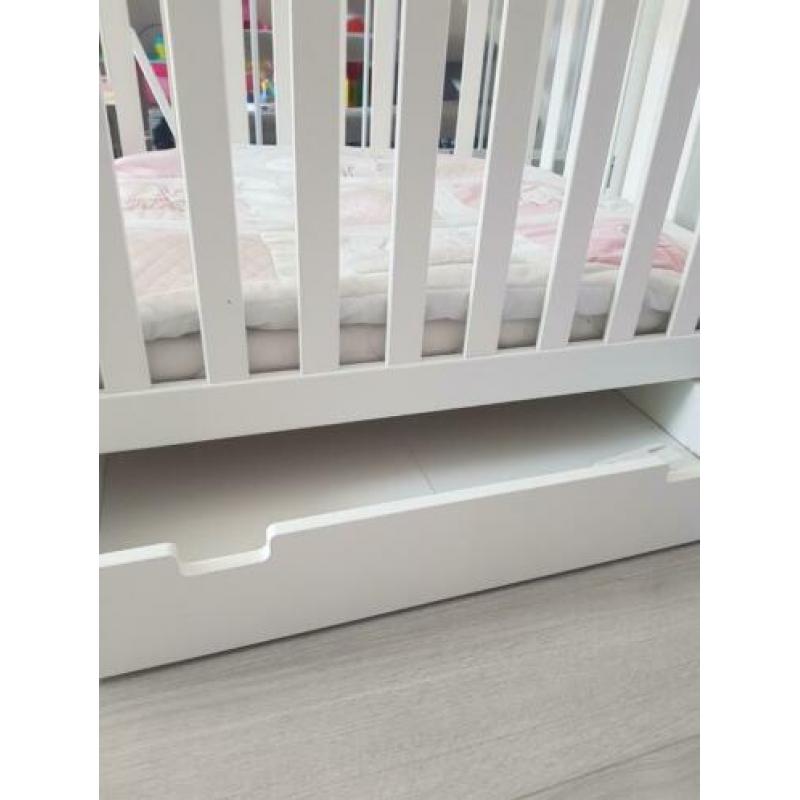 Mooie box compleet met matras en boxkleden.