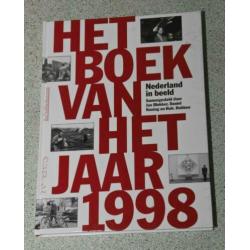 Jaarboek 1998. Fotojaarboek met teksten. Uitgever: de Volksk