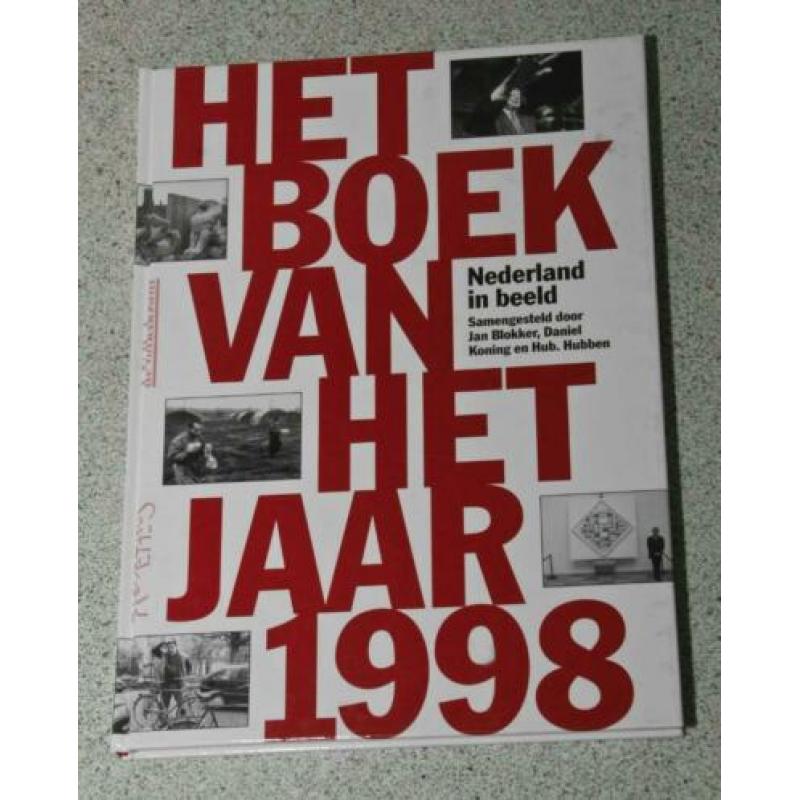 Jaarboek 1998. Fotojaarboek met teksten. Uitgever: de Volksk