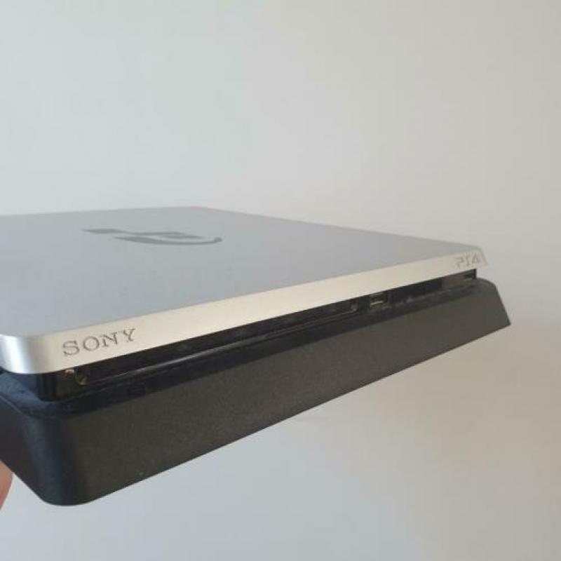 Ps4 slim 1 tb 1 controller + 8 games Zo goed als nieuw