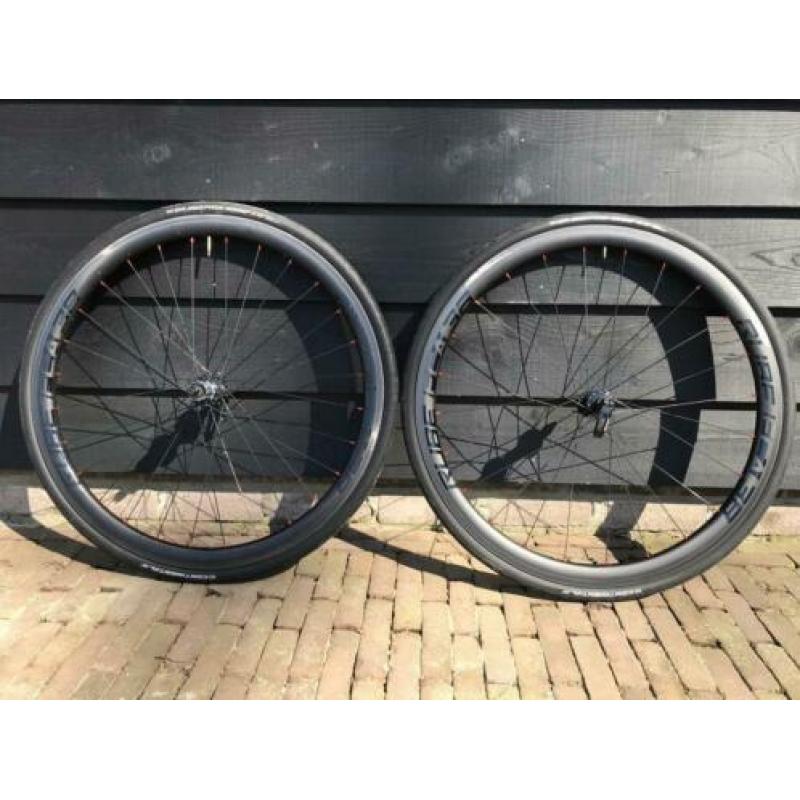 Full Carbon clincher handgespaakte wielen