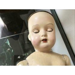 Antieke pop van papier mache