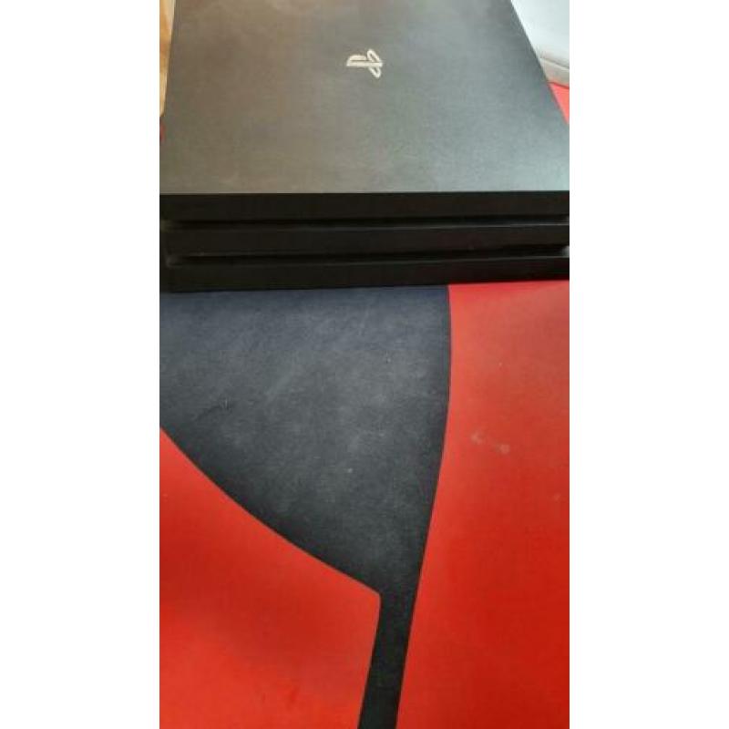 PlayStation 4 Pro met 2 Controllers en 4 games
