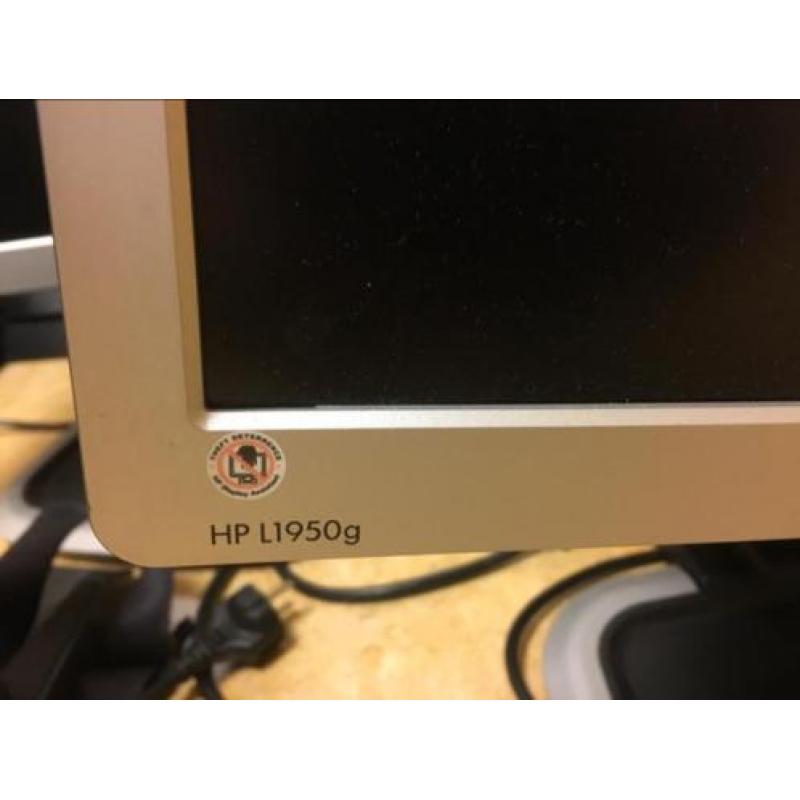 Diverse PC monitoren beeldschermen Dell HP met standaard