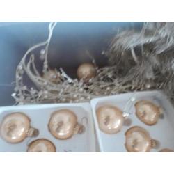 Champagne kleurige kerstballen met assecoires