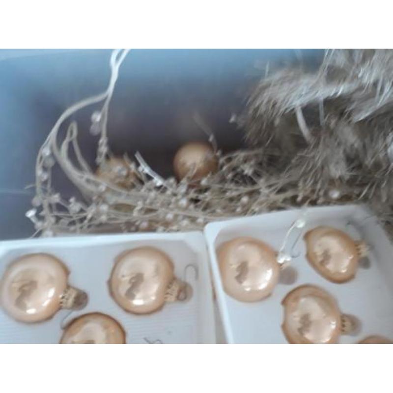Champagne kleurige kerstballen met assecoires
