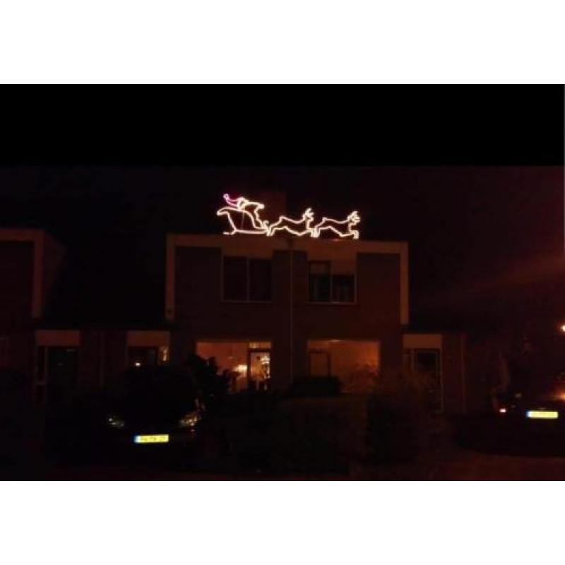 Kerstman in arreslee met 2 rendieren