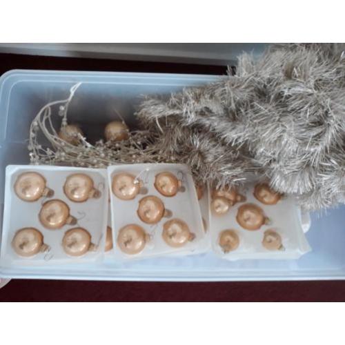 Champagne kleurige kerstballen met assecoires