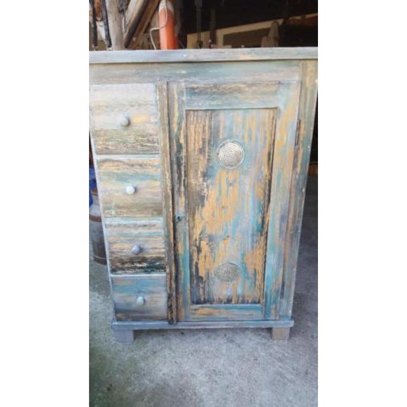 Stoer vintage industrieel gerestylde antiek grenen spekkast
